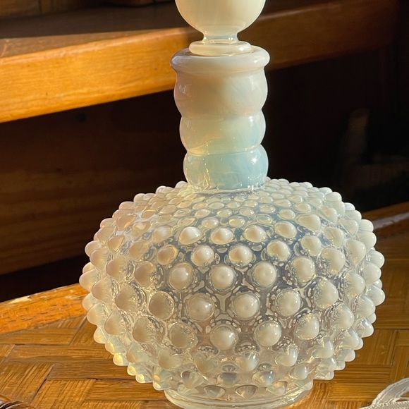 COPY - ⭐️Host Pick! 🌹⭐️ Vintage Hobnail opalescent perfume bottle w/stopper - Picture 10 of 11